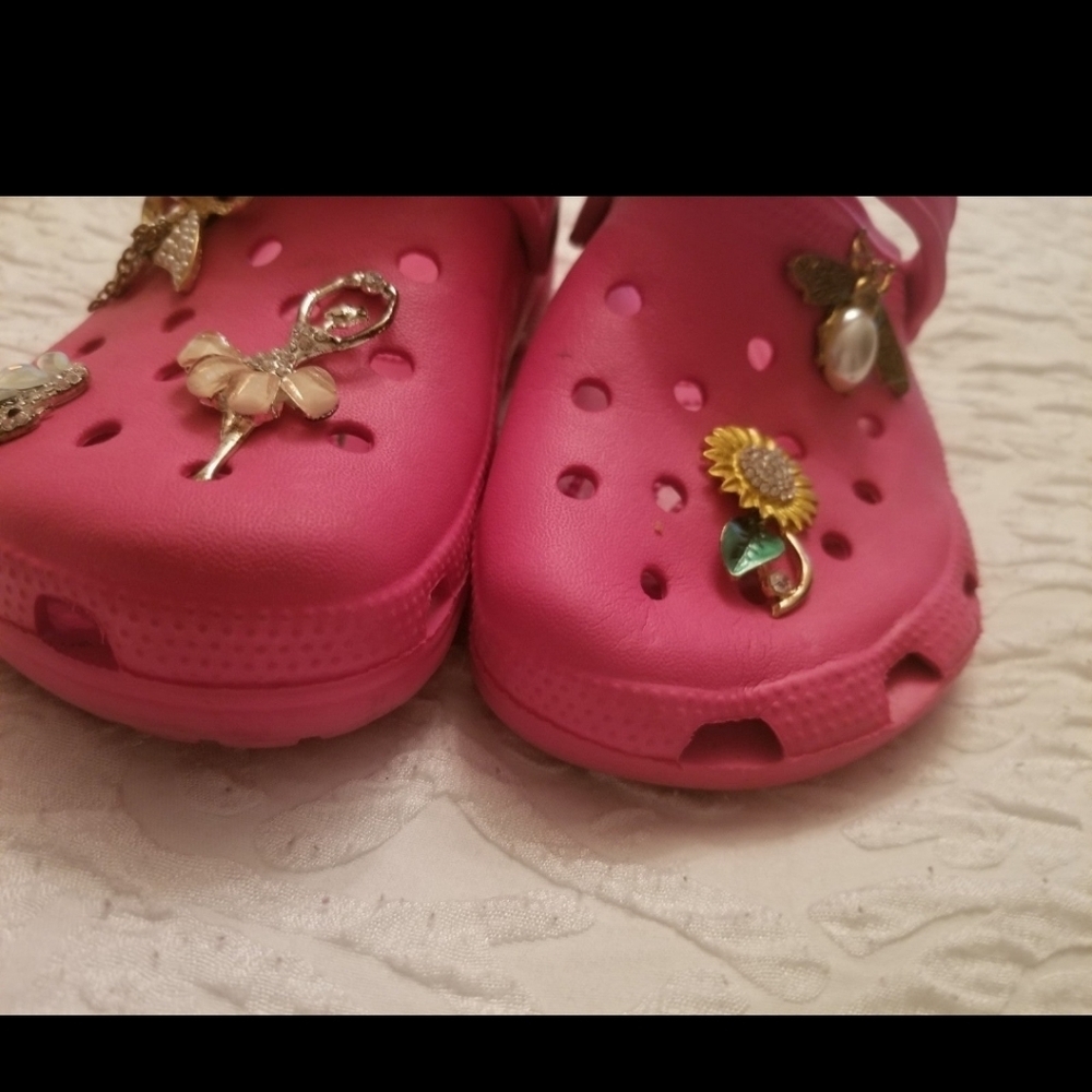 HP🔥🔥Crocs red woman sz 7 mens 5 w charms - Picture 3 of 6